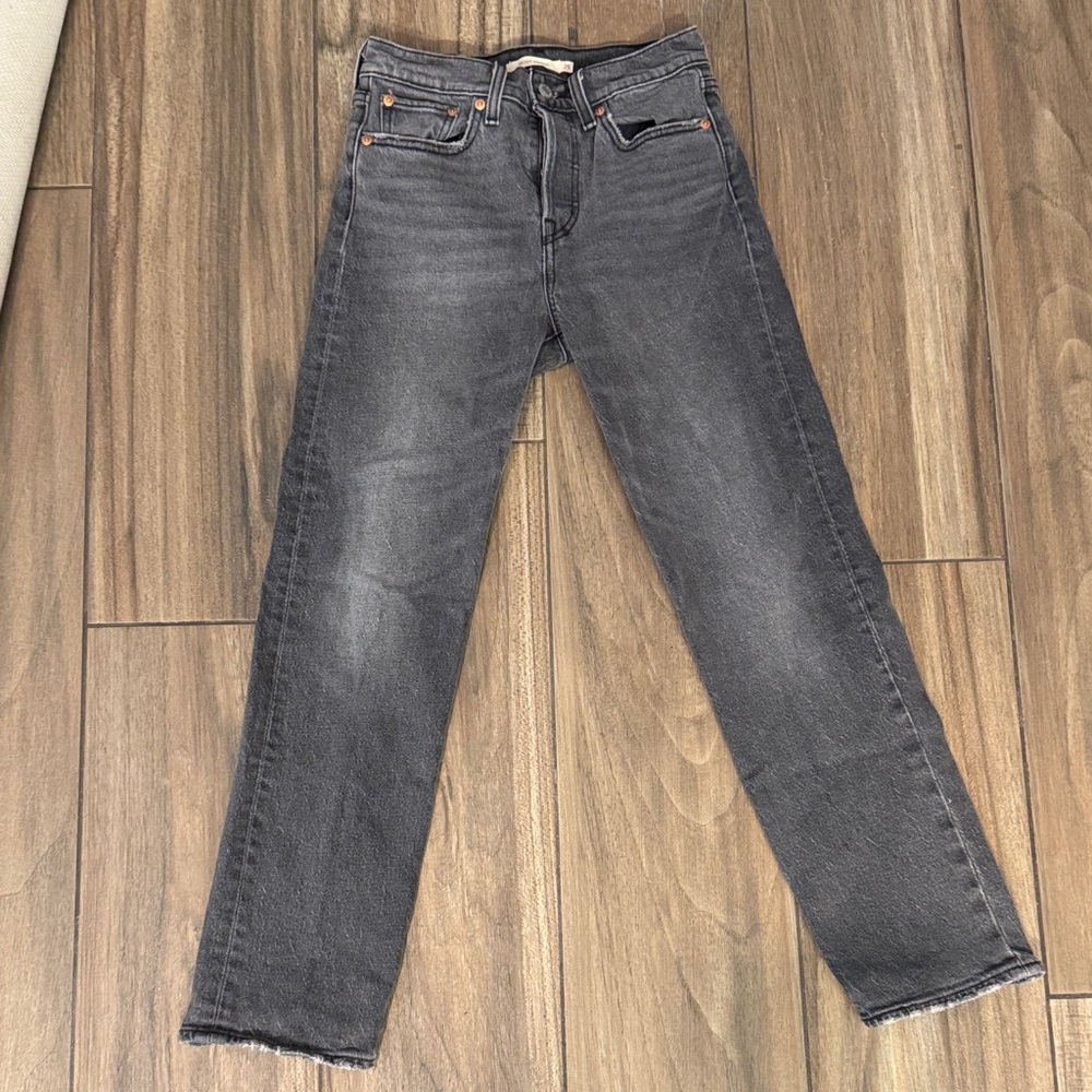 Levi's Women's Gray Straight Leg Jeans Cropped